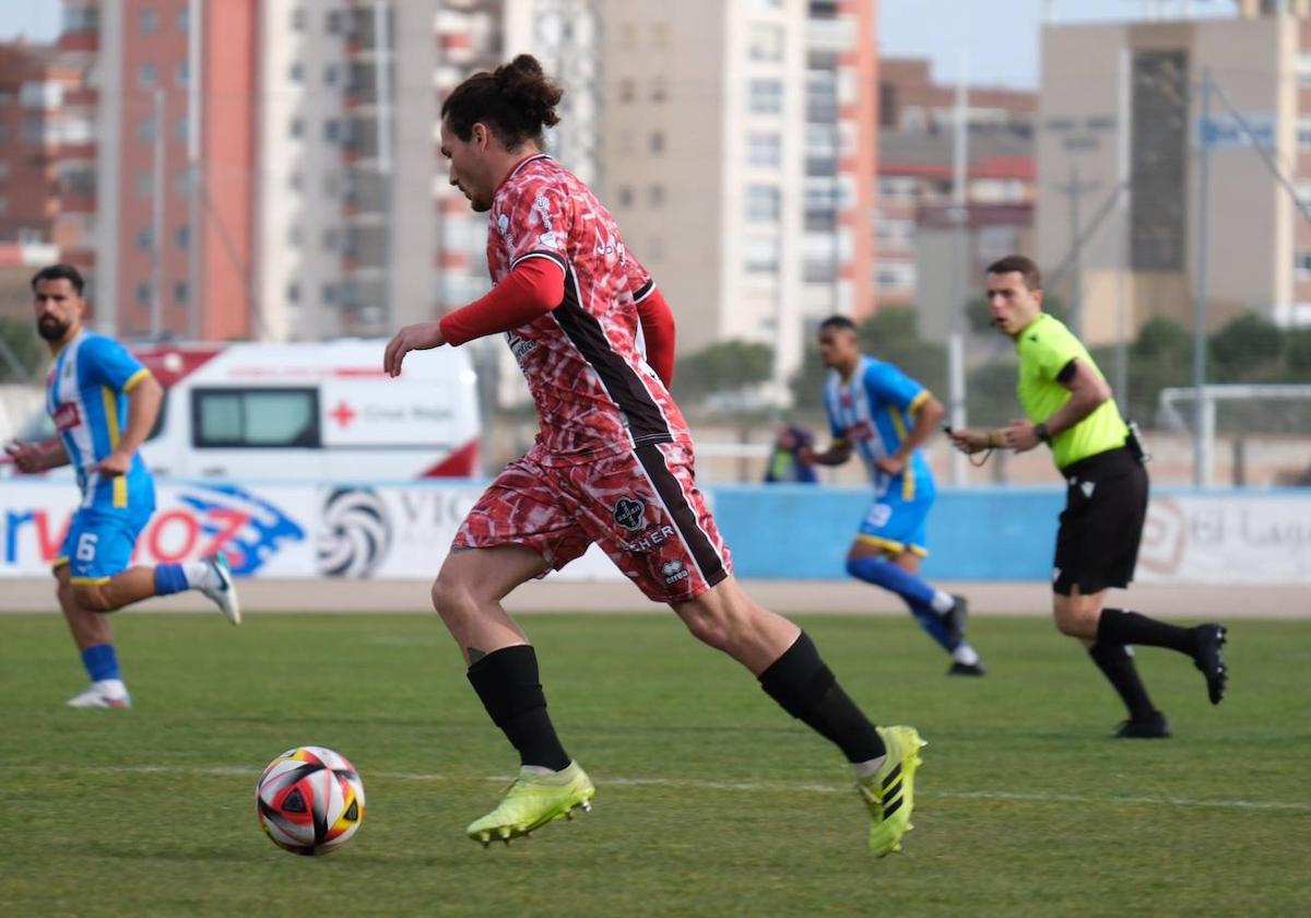 Cambil conduce el cuero frente a la Arandina.