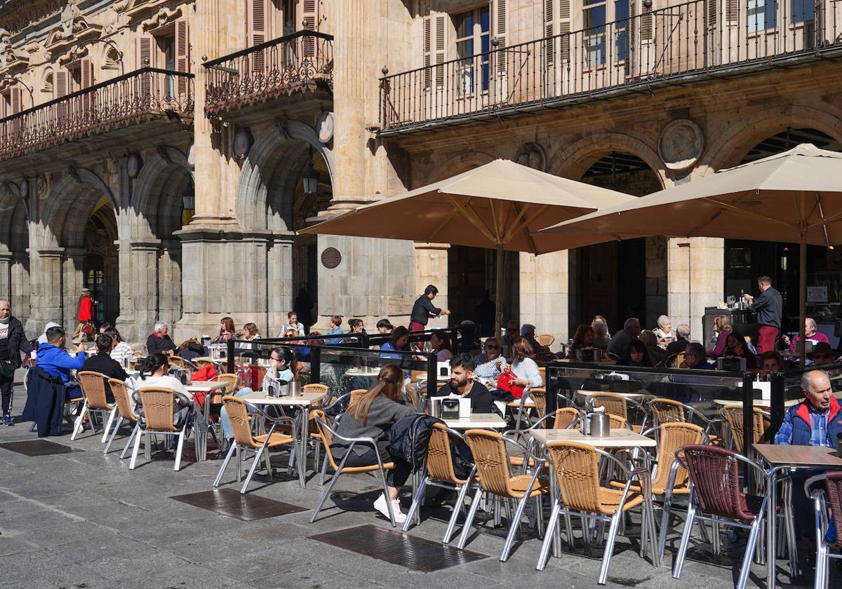 Los salmantinos disfrutan del buen tiempo en la Plaza Mayor.