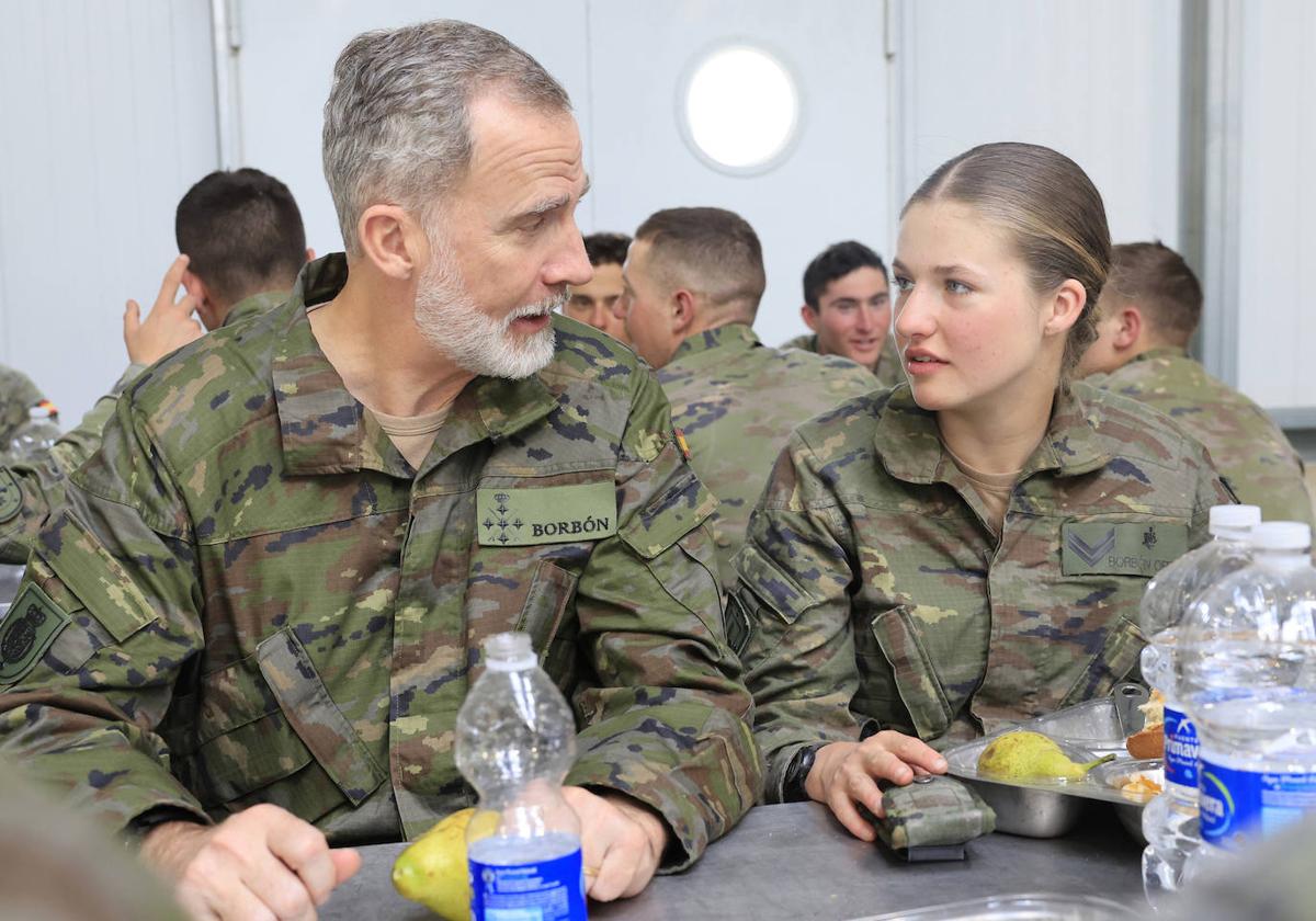 El Rey Felipe, un padre orgulloso en su visita sorpresa a la Princesa Leonor