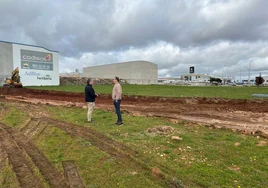 Ángel Manso y Pedro Samuel Martín, en la parcela en el inicio de las obras.