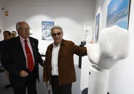 El presidente del Casino de Salamanca, Pedro Méndez, junto al escultor salmantino Valeriano Hernández