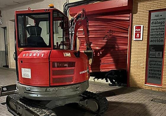El joven reventó la sede del PSOE de Almendralejo con una excavadora.