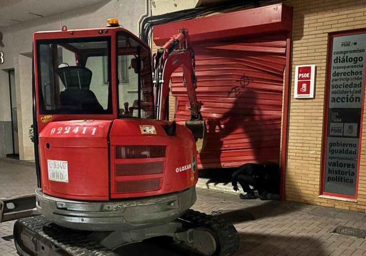 El joven reventó la sede del PSOE de Almendralejo con una excavadora.