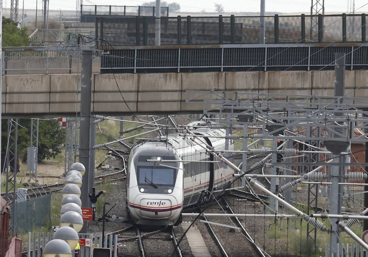 Un tren entra en la estación de Salamanca.