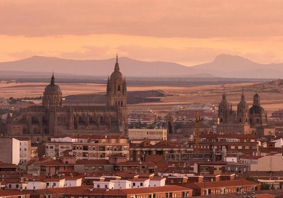 Atardecer en un día soleado en Salamanca en una foto de archivo