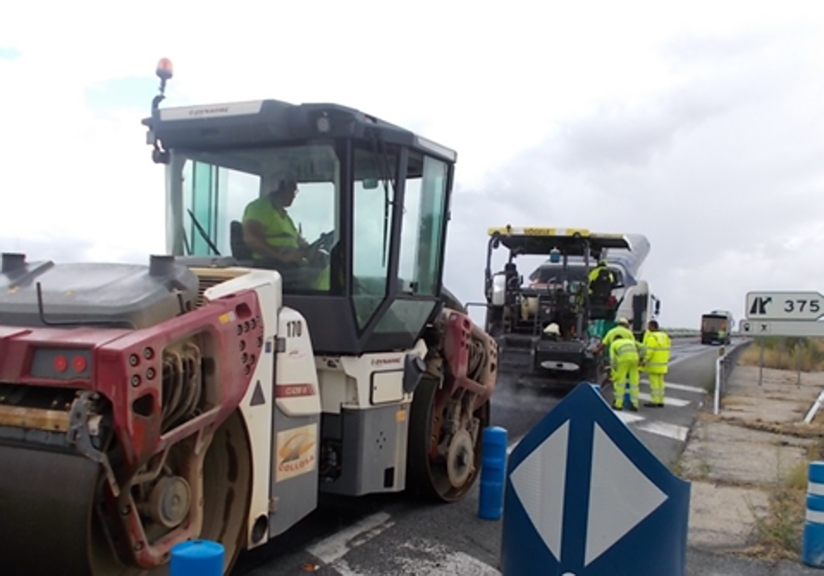 Trabajadores en labores de asfaltado de carreteras