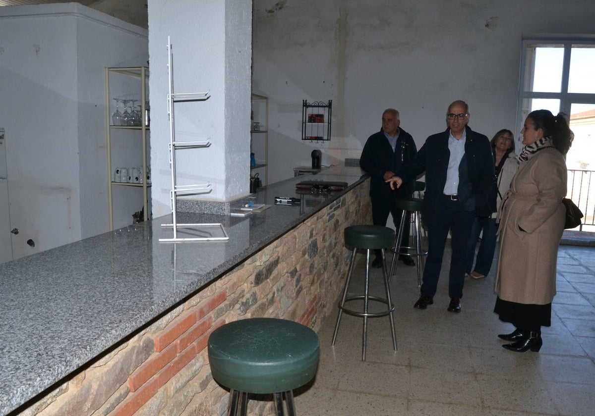 El presidente Javier Iglesias durante la visita a Cerralbo, que solicitará la ayuda para montar el bar.