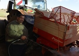 Eduardo Velasco, con su tractor.