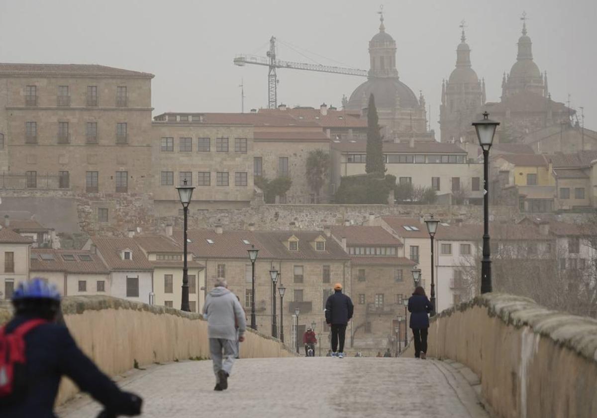 Una imagen de archivo en las que Salamanca se vio afectada por nubes de polvo sahariano.