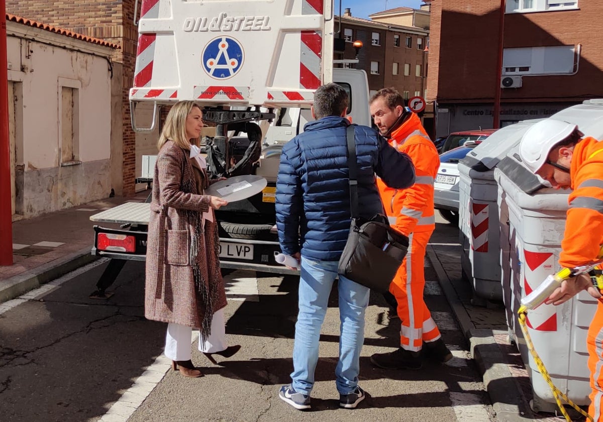 La concejala Marta Labrador, junto a varios operarios que trabajan ya en el cambio de luminarias.