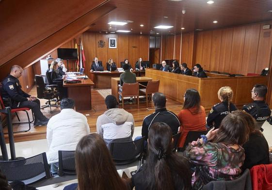Los acusados durante un juicio por una violación grupal en Santander en 2022