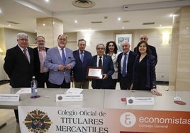 Esteban Iglesias Pérez, Colegiado de Honor del Colegio de Titulares Mercantiles de Salamanca, junto a los miembros de su junta directiva.