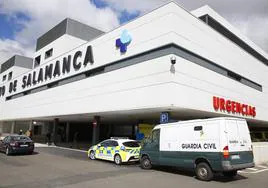 Un furgón de la Guardia Civil, frente al servicio de Urgencias del Hospital de Salamanca.