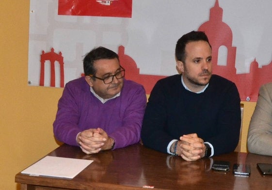 Carlos F. Chanca, a la derecha, en una reciente rueda de prensa del PSOE