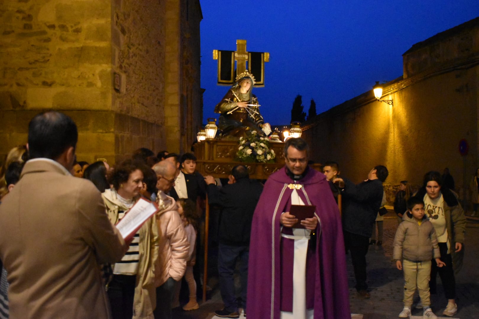 La Dolorosa da paso a la Pasión en Alba de Tormes