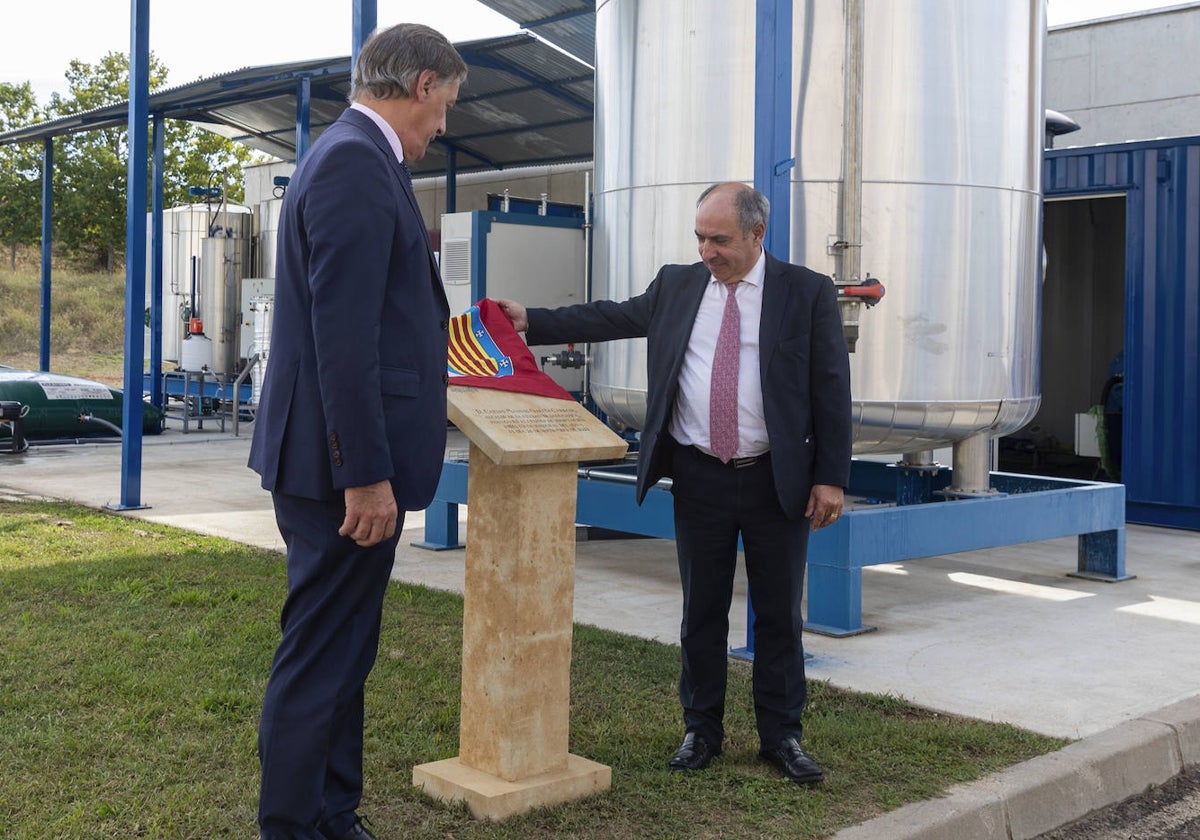 El alcalde y el director de zona de Aqualia inaugura el Centro de Innovación.