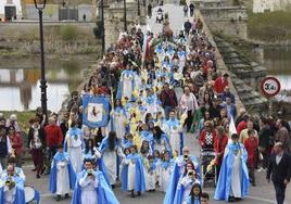 La procesión de «La Borriquilla» cruza por encima del río Águeda para adentrarse en el núcleo amurallado de Ciudad Rodrigo.
