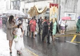 Procesión bajo la lluvia el pasado año en el Corpus