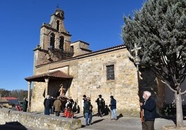 Salida en procesión desde la iglesia de la localidad.