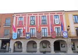 Reposteros en la fachada del Ayuntamiento de Peñaranda.