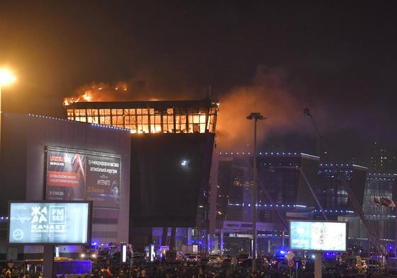 La sala de conciertos moscovita ardió la noche del viernes tras el atentado terrorista.