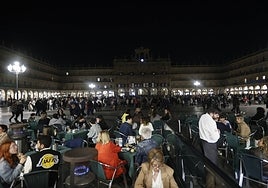 Los salmantinos disfrutando de la velada en la Plaza Mayor