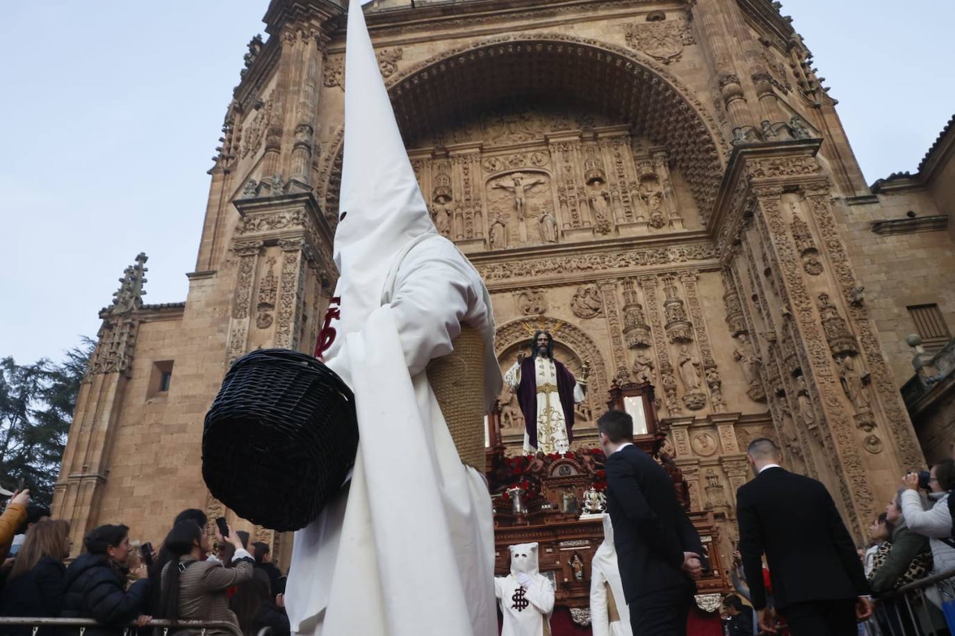 Salida masiva para recibir a un Cristo de la Redención vestido de &#039;Madrugada&#039;