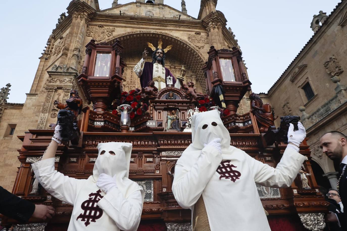 Salida masiva para recibir a un Cristo de la Redención vestido de &#039;Madrugada&#039;