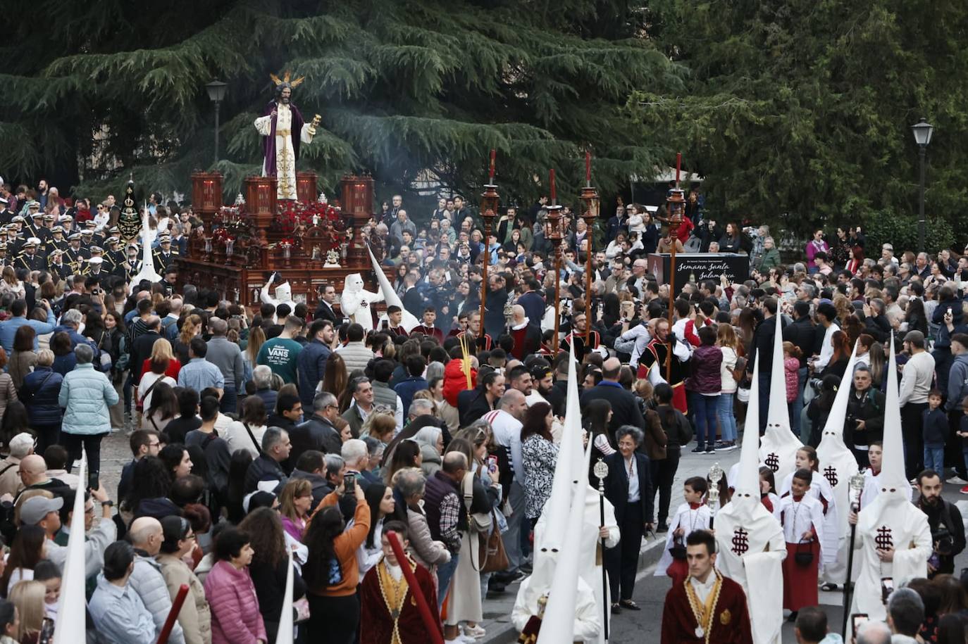 Salida masiva para recibir a un Cristo de la Redención vestido de &#039;Madrugada&#039;