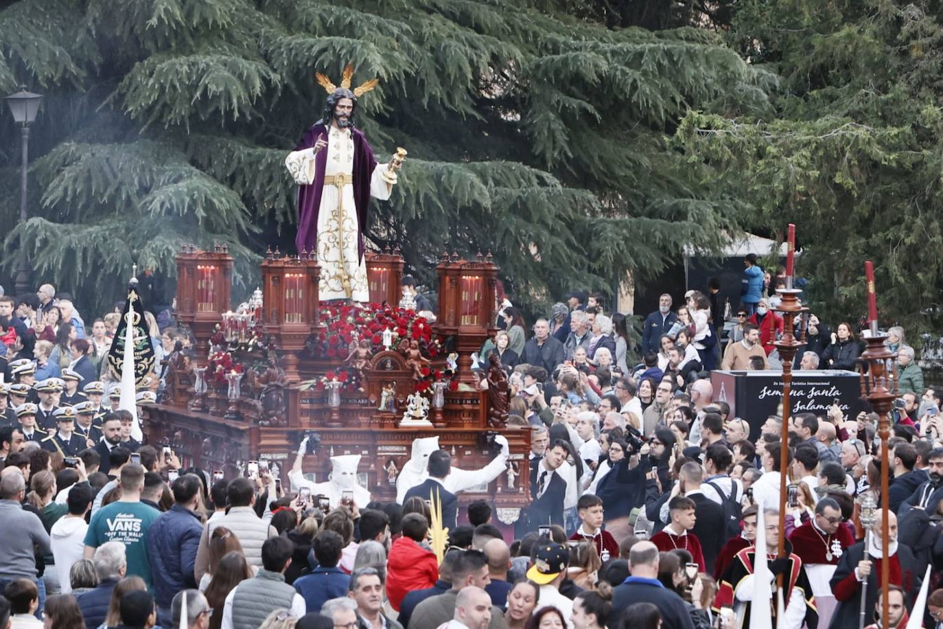 Salida masiva para recibir a un Cristo de la Redención vestido de &#039;Madrugada&#039;