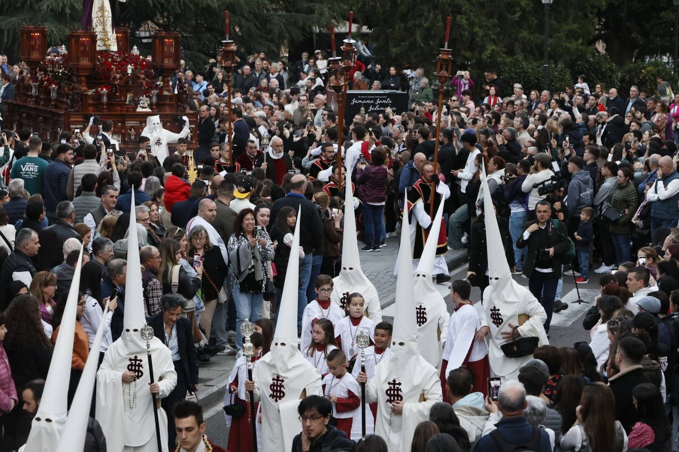 Salida masiva para recibir a un Cristo de la Redención vestido de &#039;Madrugada&#039;