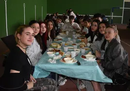 Jóvenes de la localidad durante la cita gastronómica.