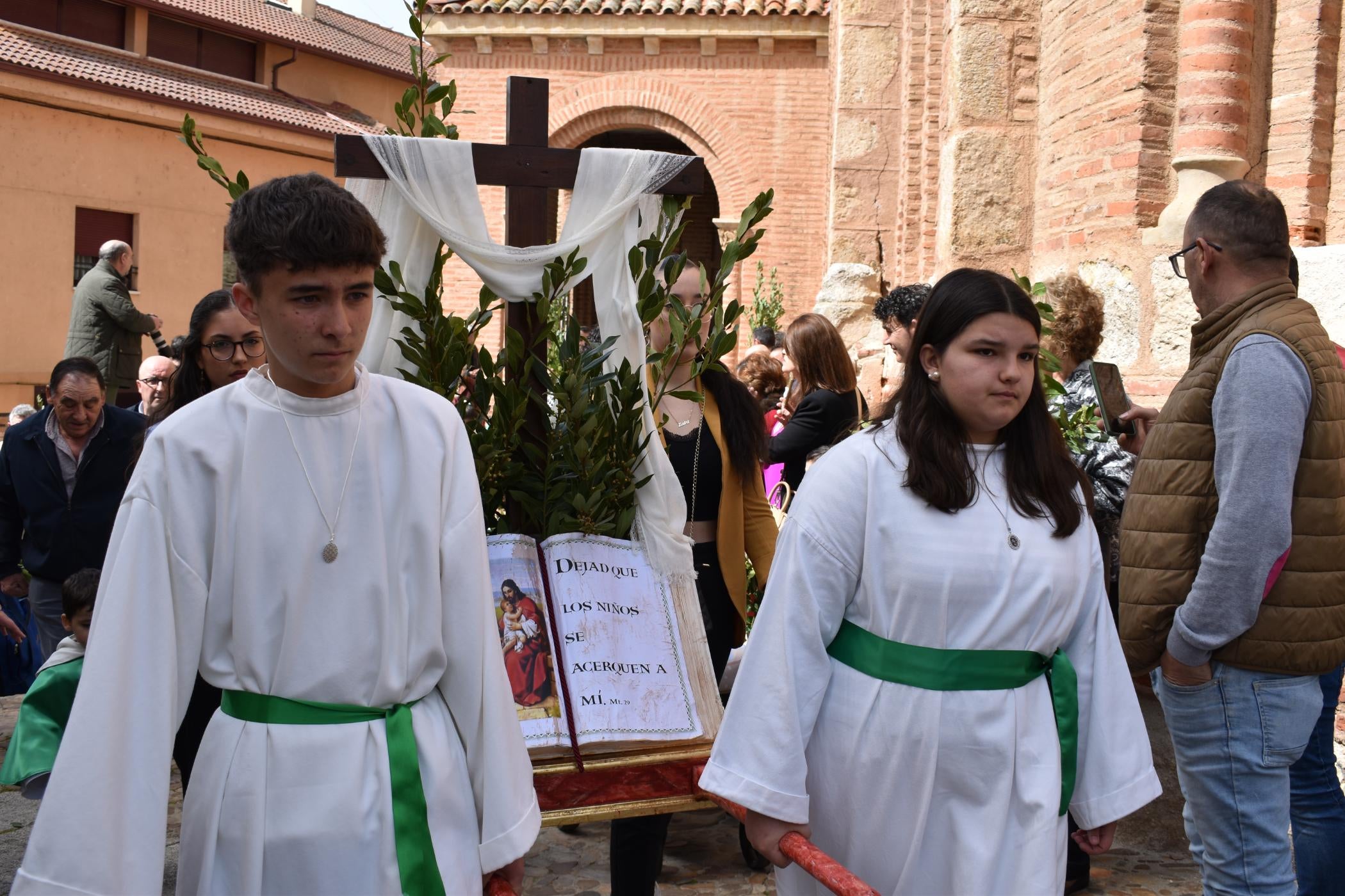 Los niños de Alba estrenan &#039;Paso de la Palabra&#039; durante la procesión del Domingo de Ramos