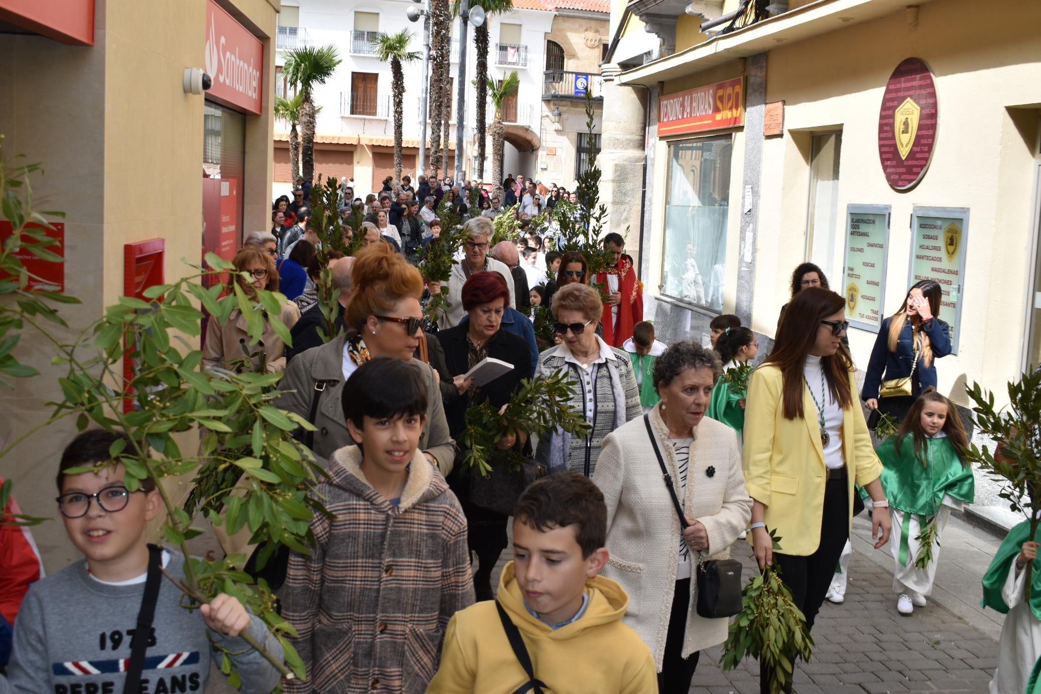 Los niños de Alba estrenan &#039;Paso de la Palabra&#039; durante la procesión del Domingo de Ramos