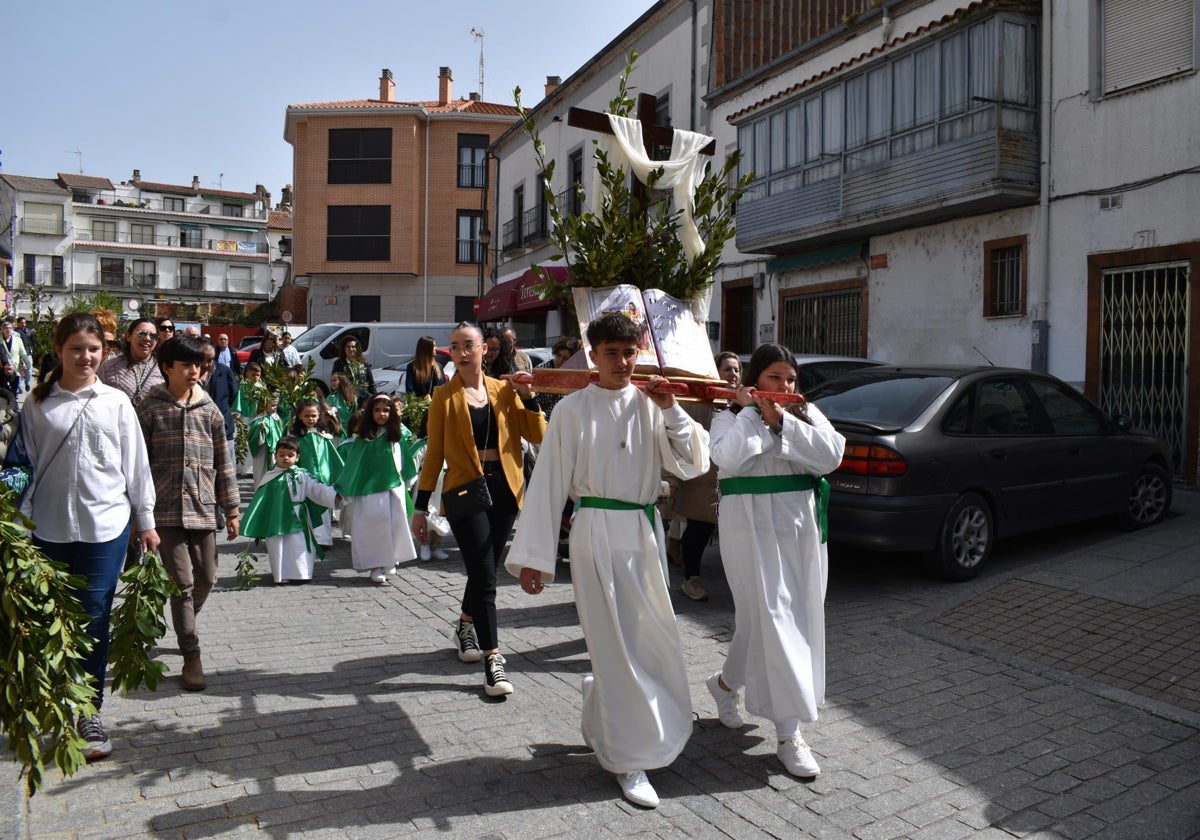 Los niños de Alba estrenan &#039;Paso de la Palabra&#039; durante la procesión del Domingo de Ramos