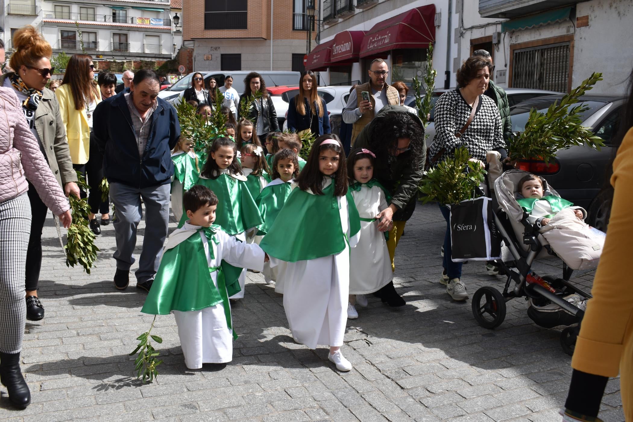 Los niños de Alba estrenan &#039;Paso de la Palabra&#039; durante la procesión del Domingo de Ramos