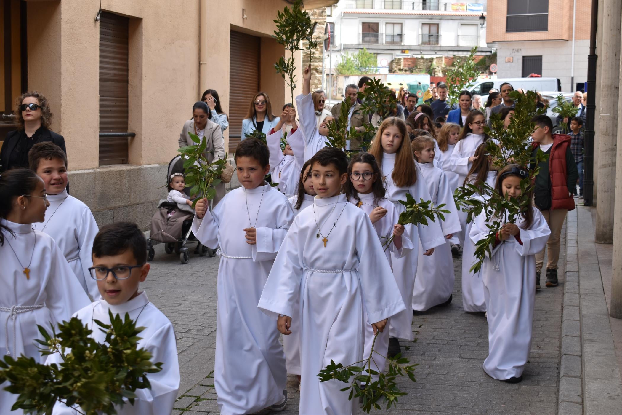 Los niños de Alba estrenan &#039;Paso de la Palabra&#039; durante la procesión del Domingo de Ramos