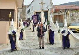 Imagen de la cabecera de la procesión acercándose ya la iglesia de San Miguel