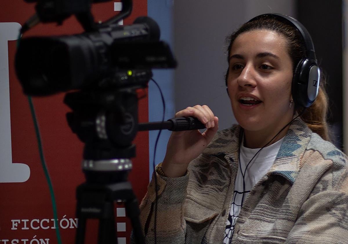 Clara Pereña durante el rodaje de una producción audiovisual.
