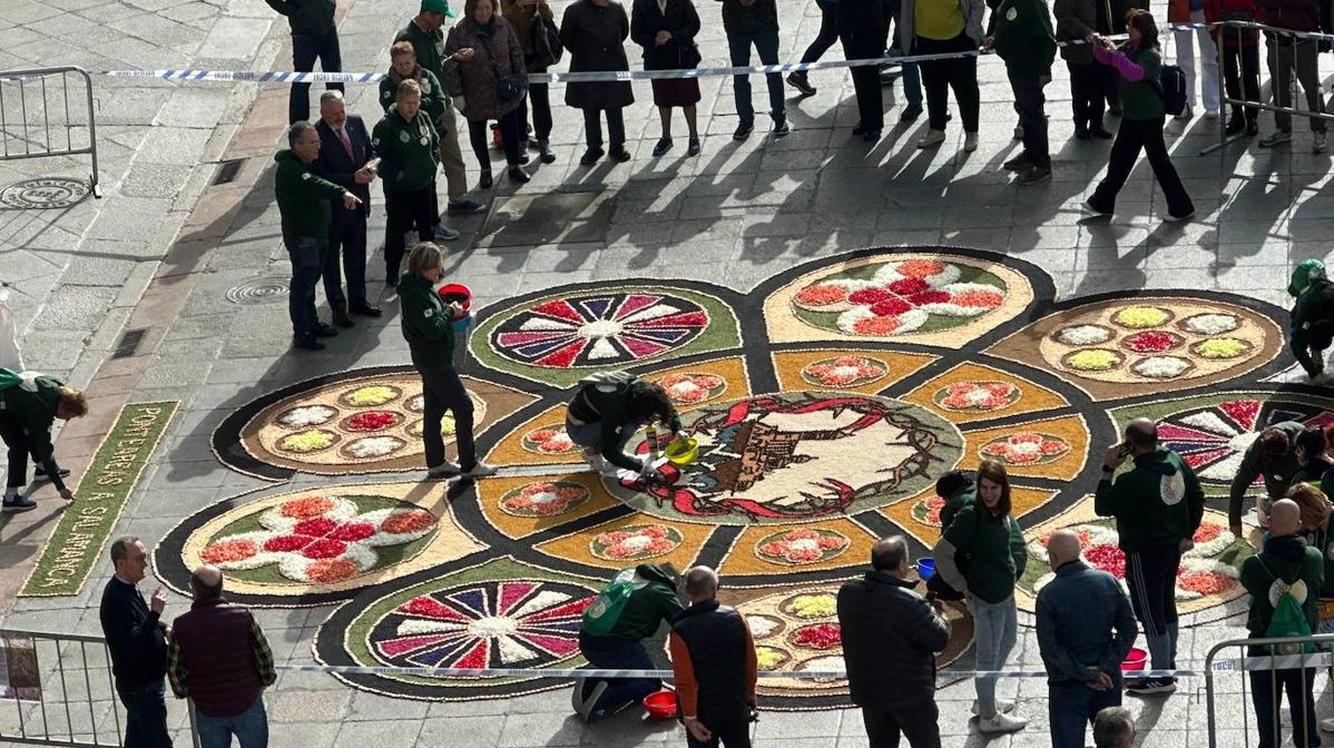 Así de espectacular ha quedado la alfombra de flores en la Plaza Mayor para la Borriquilla