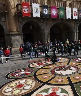 Imagen secundaria 2 - Así de espectacular ha quedado la alfombra de flores en la Plaza Mayor para la Borriquilla