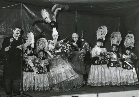 Silvia González, reina del Carnaval de Labradores en febrero del 1989 junto a los ganadores de otras categorías.