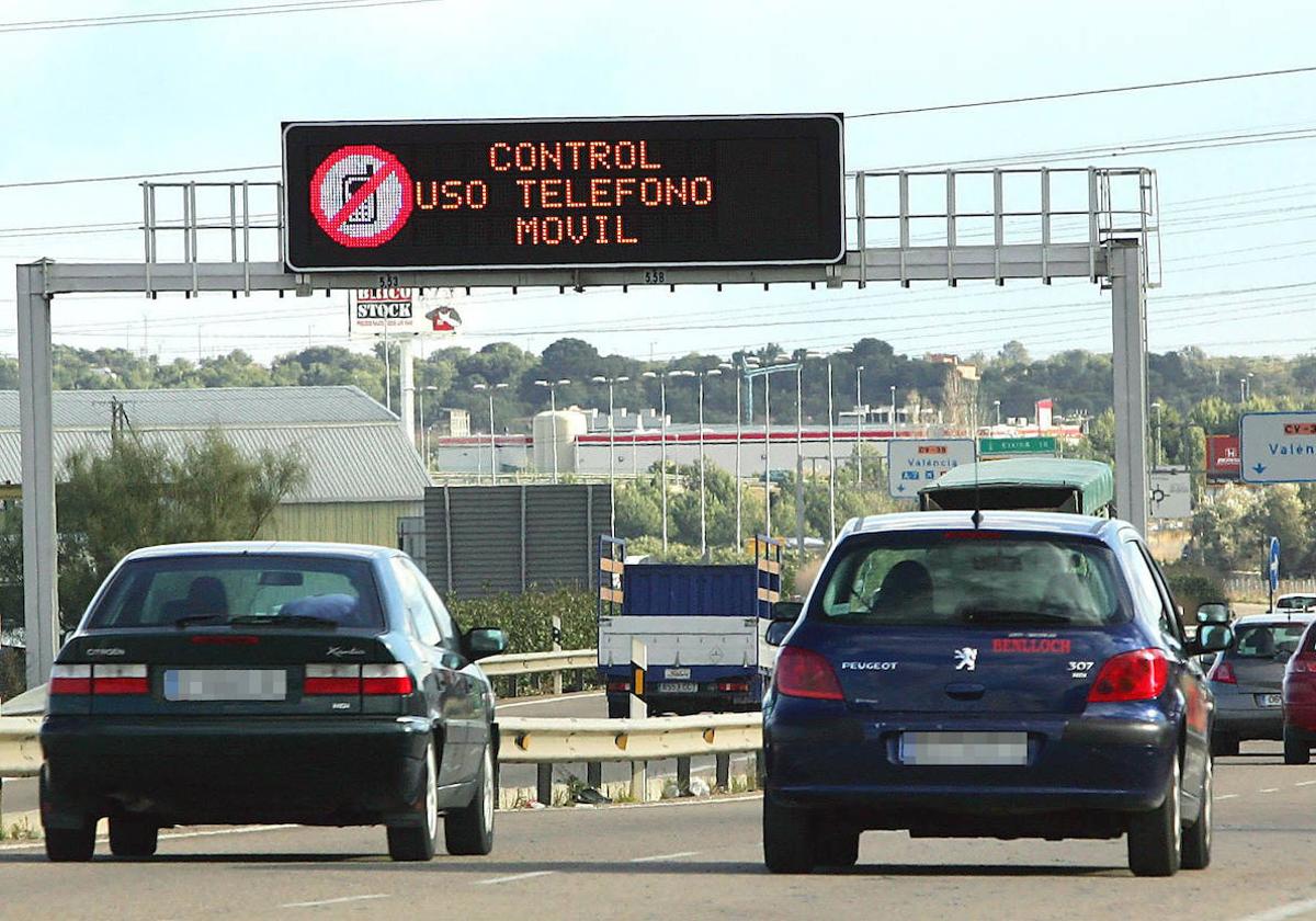 El gesto al volante que los jóvenes reconocen hacer y que puede salir muy caro