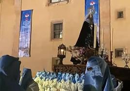 El silencio a la salida del Cristo de los Doctrinos emociona a centenares de fieles y devotos