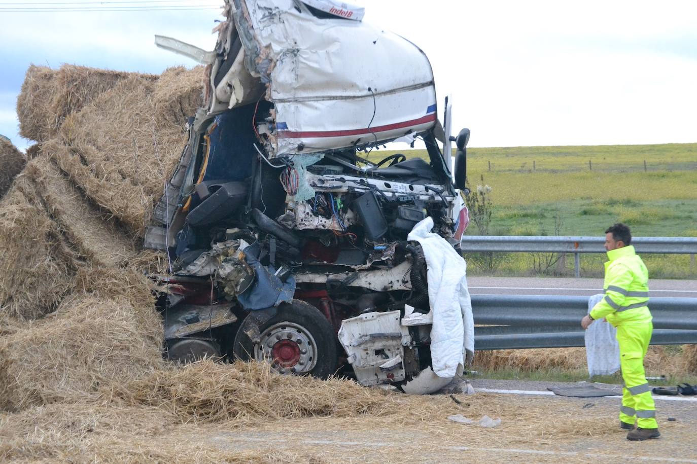 Accidente en la A-62: un herido trasladado al Hospital, la carretera cortada y un camión destrozado