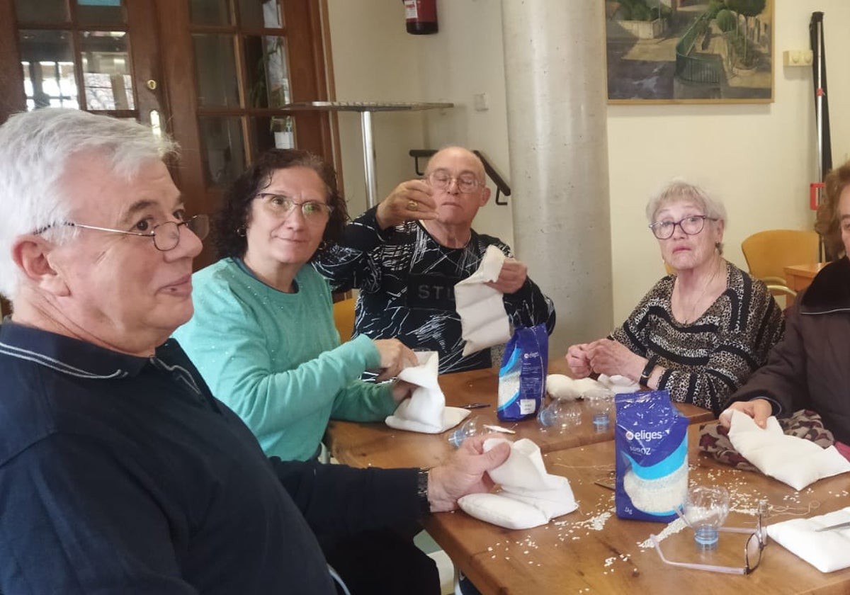 Uno de los talleres para los mayores desarrollado en Carbajosa de la Sagrada.