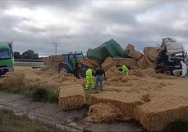 Pacas sobre la carretera tras el espectacular accidente