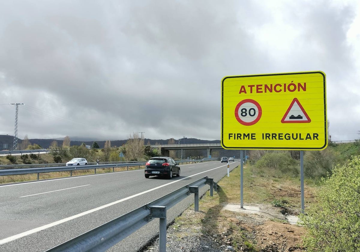 Cartel colocado esta semana para anunciar la limitación a 80 kilómetros por hora en plena autovía.