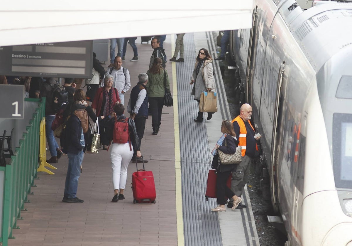 Pasajeros descendiendo de un Alvia procedente de Madrid.