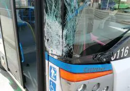 El autobús urbano sufrió estos daños.